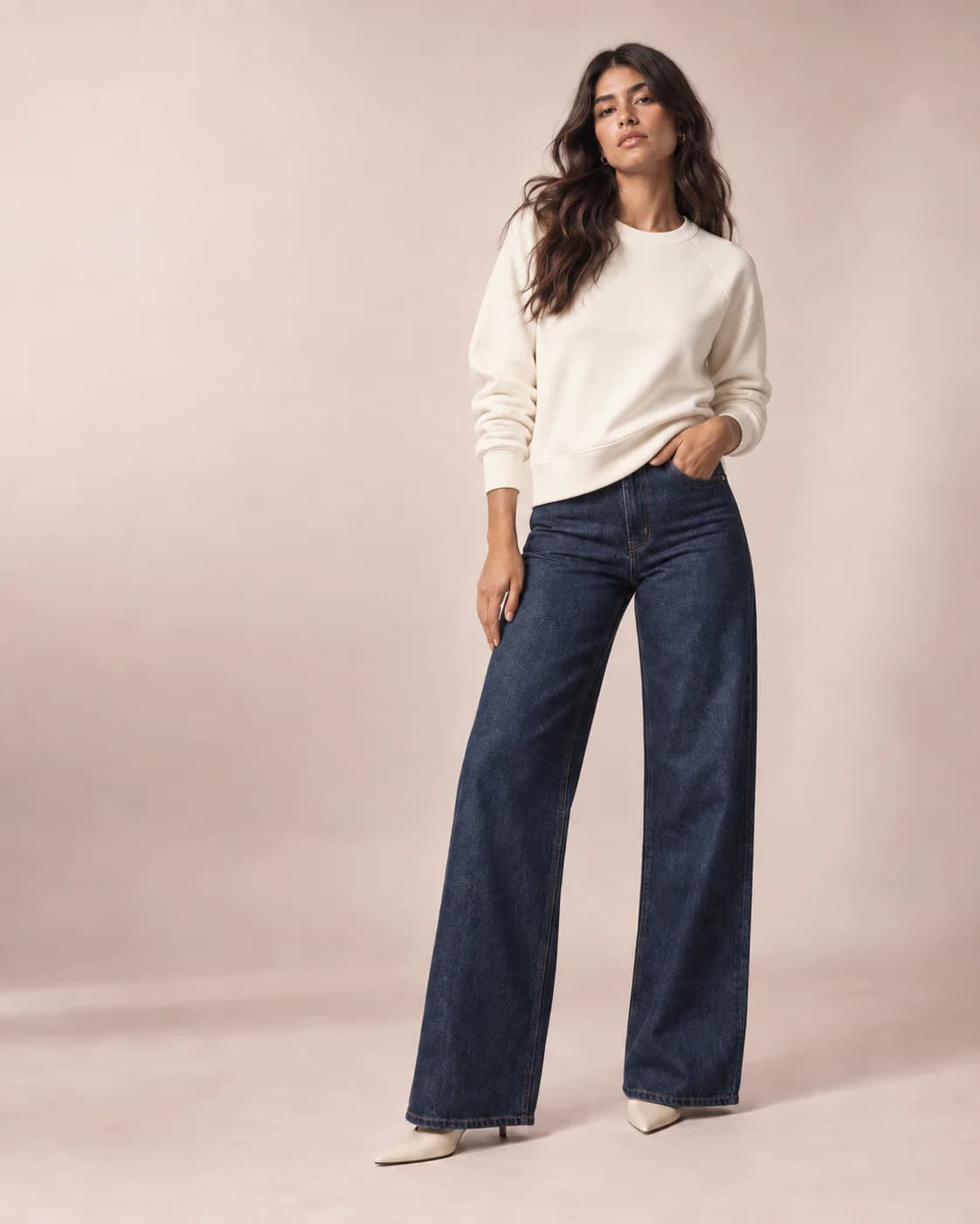 Modelo con buzo blanco crudo en una fotografía de moda urbana