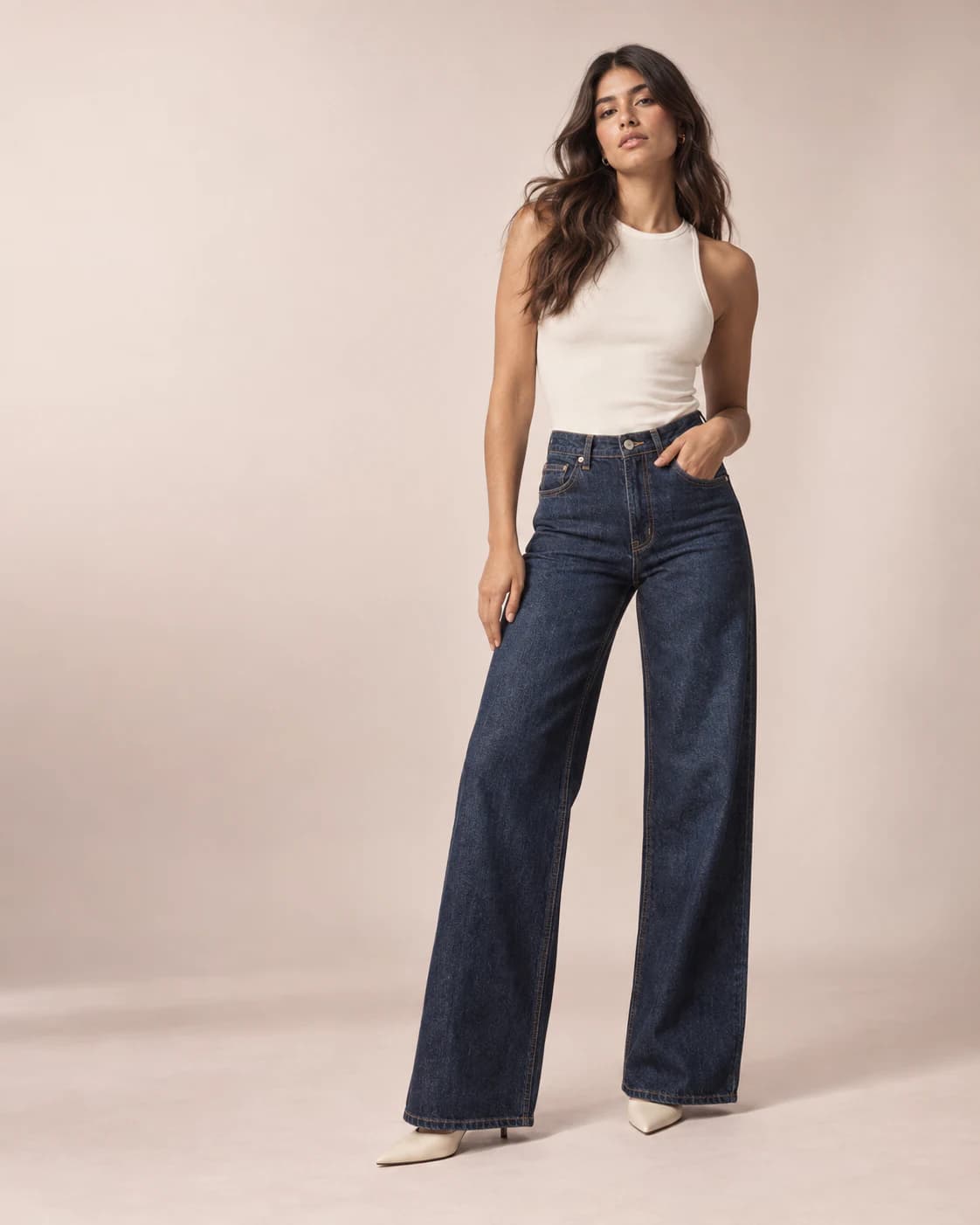 Modelo con jean azul índigo de tiro alto y corte amplio