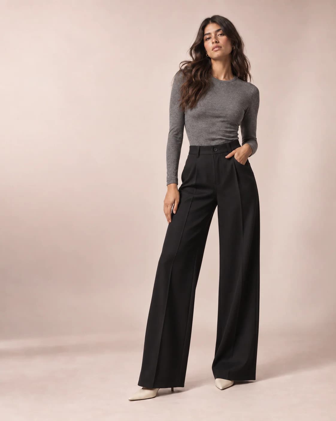 Modelo con conjunto gris y negro de estilo urbano