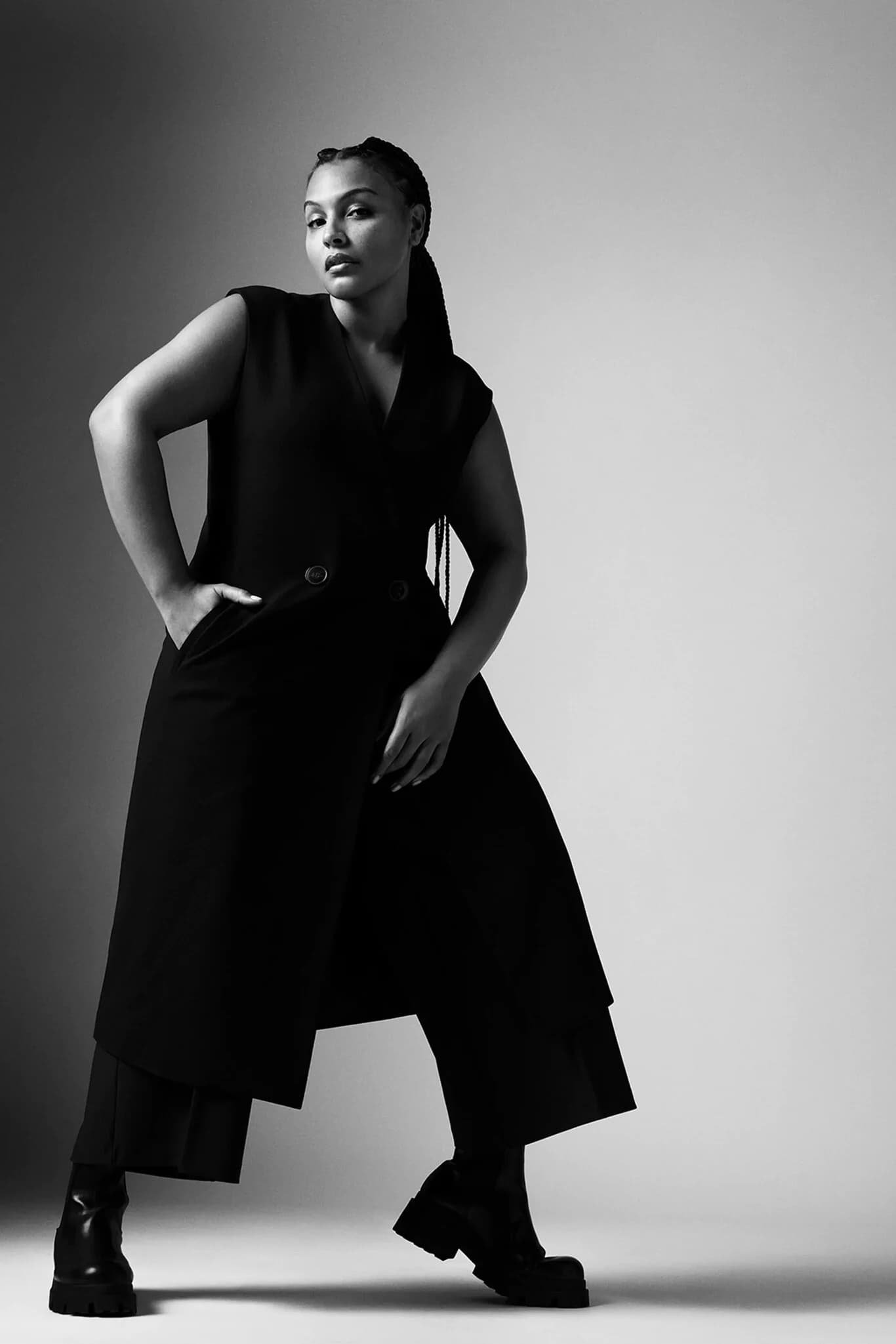 Pantalón Sastrero Negro en editorial de moda blanco y negro